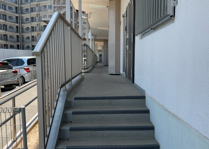 共用部分は、一棟の建物に住む区分所有者全員が共同で所有するとし、共用部分の管理、補修などは、区分所有者で形成される管理組合が行います。個人の判断で勝手に変更することはできませんので覚えておきましょう。