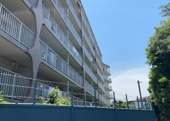 一般的なバルコニーは、奥行1.5ｍ程ですが、ワイルドバルコニーは2ｍまで広がっています。そのため洗濯物の間隔をあけ干すことができ、乾きやすいというメリットや、ガーデニングが楽しめる等の特徴があります。