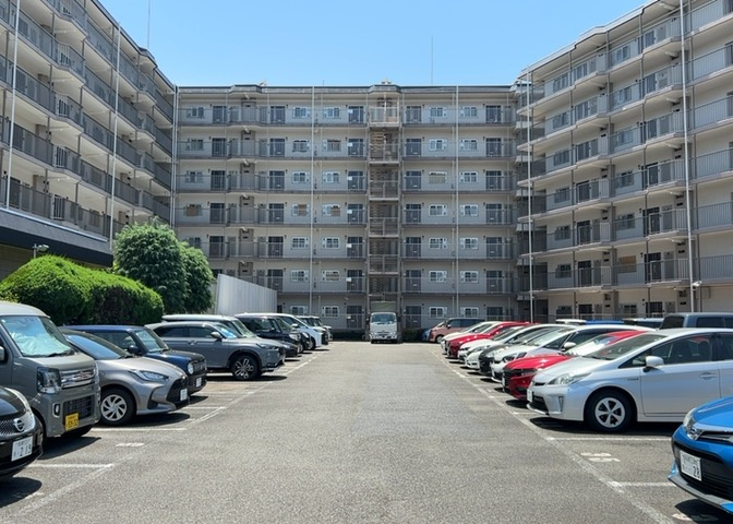 駐車場と明記されていても、最小スペースでつくられた駐車場だと大型車は駐車できなかったり、出入りしにくくなったりする可能性があります。お車のサイズと購入したい物件の駐車場のサイズを現地で確認しましょう。