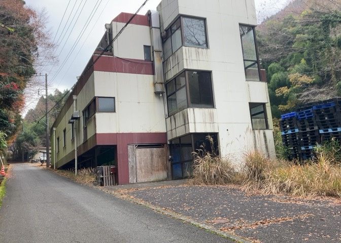 物件の詳細については、現地を見てわかること以外に、役所や法務局などで調べないとわからないことがあります。そのため、現地に行く場合は、もしこの物件を買ったらどのような生活ができるかをイメージしましょう。