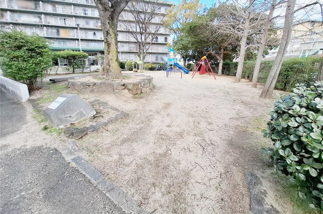 隣接公園