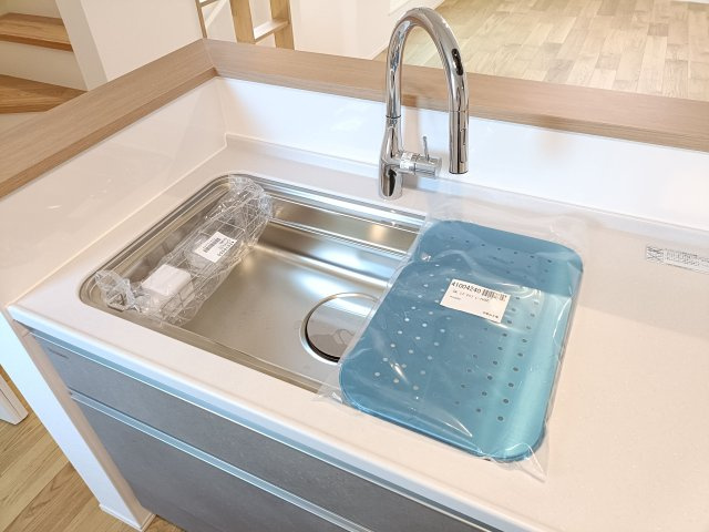 【シンク】　お洒落なグースネック水栓。食器洗いもはかどる広々としたシンクです。