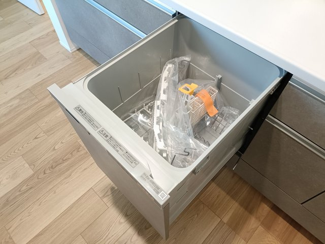 【食洗機】　手肌に優しく、家事の時短にもなる食洗機を完備。