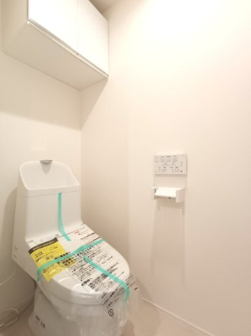 【1階トイレ】　洗浄機能付きトイレ。上部には収納付で、トイレットペーパー等、買い置きもしやすそうです。