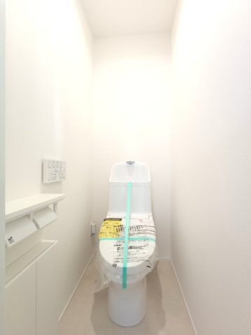 【3階トイレ】　温水洗浄便座付きのトイレ。操作のしやすいリモコンタイプです。