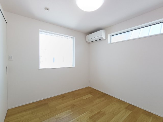 【洋室約4.9帖】　どのお部屋にも窓があり、明るく過ごしやすい空間となっています。