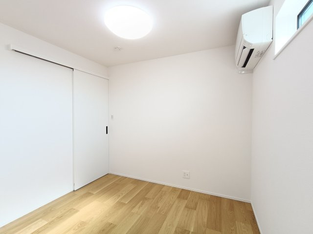 【洋室約5.3帖】　お子様の心と身体を見守る子供部屋として、思春期のプライバシーを重視したり、成長に合わせて机やベッドを自由にレイアウトできます。