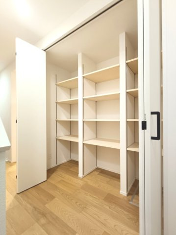 【廊下収納】　家族が増えたり、同居が始まったりすることも考えると、収納はたくさんあった方が安心です。中は棚板の位置を変えられる可動棚になっているので、大きなものも収納しやすそうです。