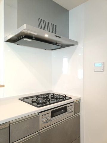 【3口コンロ】　3口コンロ、グリル付きでお料理のレパートリーも増えそうです。