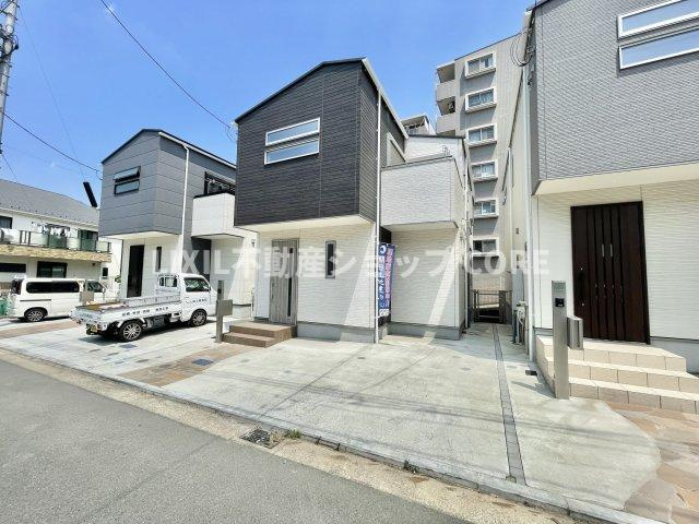 前面道路は閑静な住宅地をはしる車通りの少ない道路。お車の出し入れが苦手なママや小さなお子様にも安心　