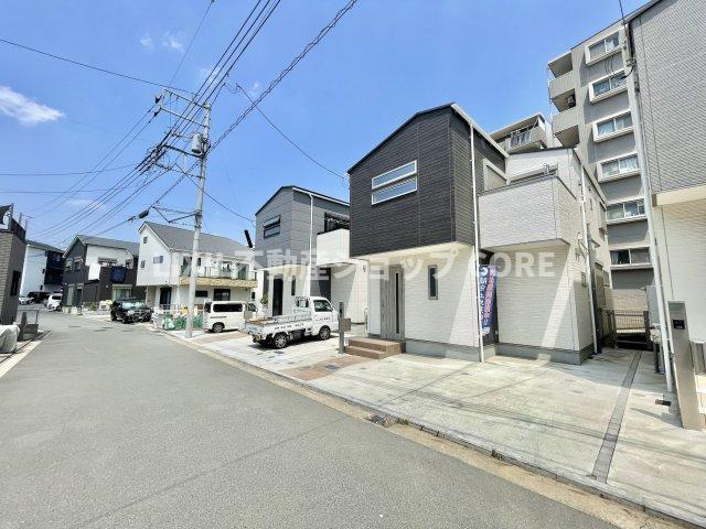 ゆったりとした駐車スペースを確保いたしましたので、大きめのお車でも駐車可能です。(こちらはF号棟)　