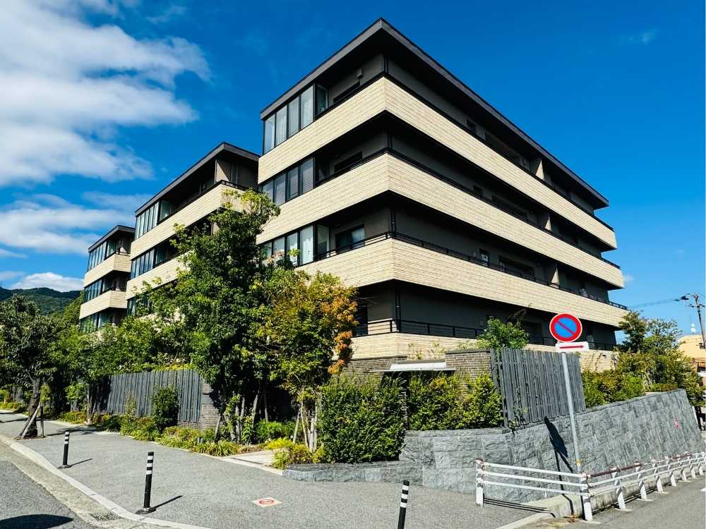 芦屋の街並みに調和する、三菱地所レジデンス分譲の低層レジデンス。素材の質感を活かした重厚感ある外観は、邸宅地としての気品を纏っています。時が経つほどに価値を深める、洗練されたデザインが魅力の逸邸です。