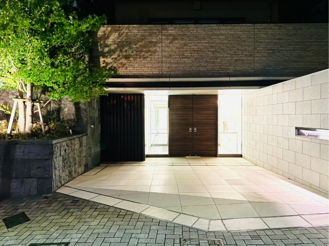 豊かな植栽に包まれた、邸宅地・芦屋の情緒を感じさせるエントランスアプローチ。日常から非日常へと切り替わるこの静かな道のりは、住まう方を優しく迎え入れ、帰宅するたびに心地よい安らぎを与えてくれます。