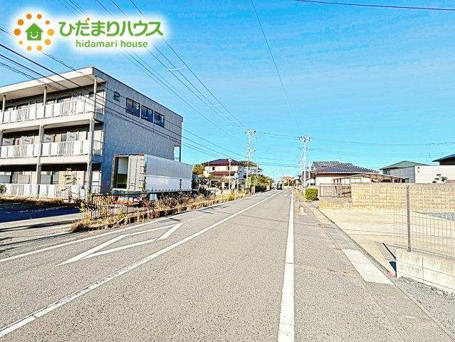繁華街のようなにぎやかさがないため、車の音や話し声が少なく、静かな生活を望む人に適している閑静な住宅地！