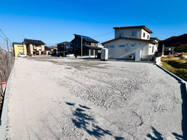 静かな住宅地にありながら、駅近で利便性も確保。広さと環境の両立が叶います。