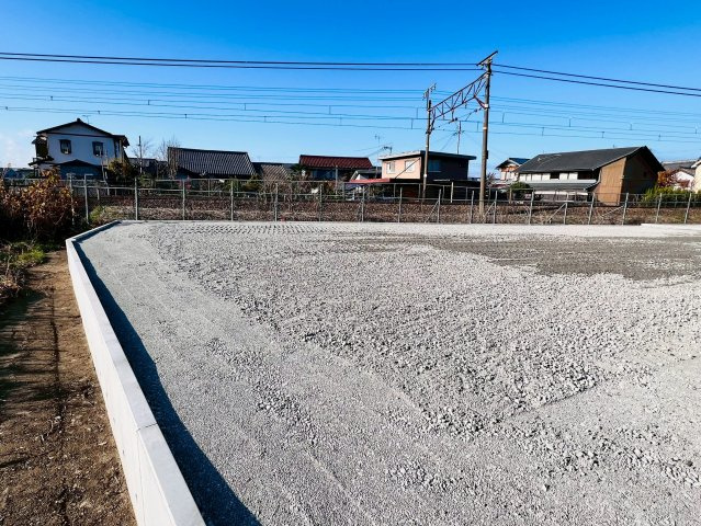 JR東海道本線が隣接していますが、駅徒歩6分。通勤通学に便利な立地です。