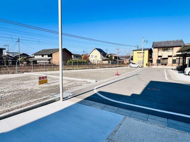 整備された分譲地で前面道路は幅6ｍ。車の出入りも安心な環境です。