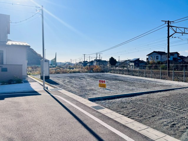 分譲地内で前面道路6ｍと広々。車の出入りも安心な落ち着いた住宅地です。