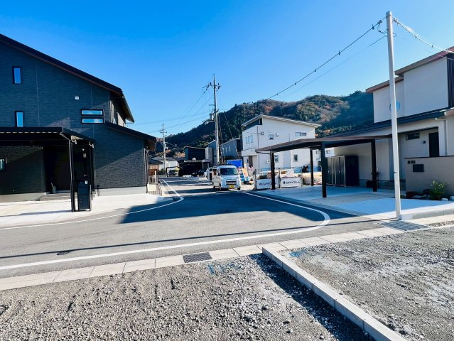 前面道路6ｍで駐車も安心。広さがもたらす贅沢感をぜひ体感ください。