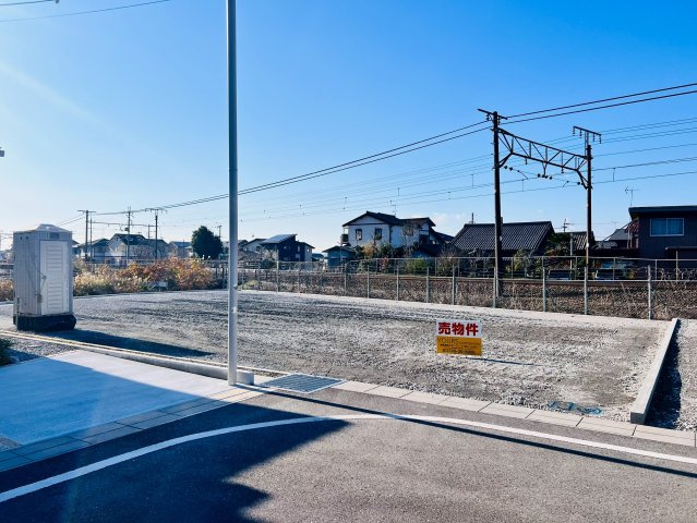 整備された分譲地、前面道路6ｍ。お子様やペットが自由に遊べる112坪超のゆとりある敷地です。