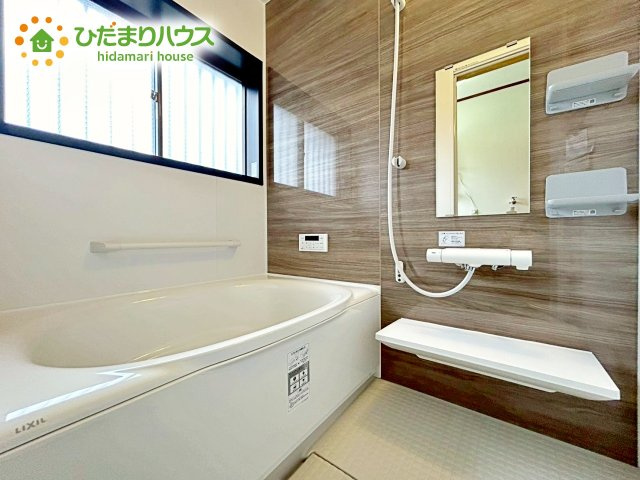 一人でも子どもと一緒でも、ゆとりをもって心地よい時間を楽しめる贅沢な浴室空間。