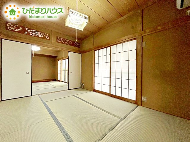 室内には収納スペースもあり、衣類や小物類をたっぷり収納可能。お部屋をより広くお使いいただけます。