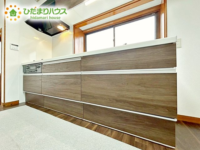 広々として使い勝手のよい明るく開放的なキッチン