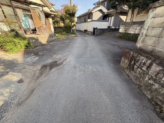 東側の前面道路の様子。幅員は約2.5mで、車の通行も可能な生活道路に面しています。周辺は落ち着いた住宅地で、車の往来も少なく静かな環境。徒歩圏内にスーパーやドラッグストア、総合病院も揃っています。