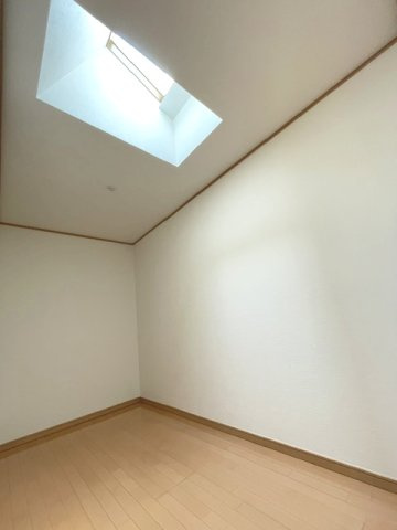 クローゼットには天窓が設置されています。　