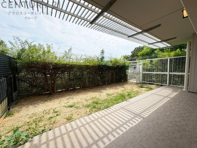 南向きのテラスは日照が豊富で温暖な陽光を受けられ、植物の育成やリラックススペースとして活用可能です。洗濯物の乾燥が速く、快適な生活環境を提供。自然の光を取り込み、室内を明るくしてくれます。　