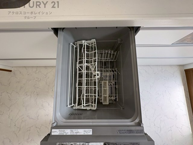 手洗いに比べて時間や労力を節約できることです。また、高温のお湯で洗浄されるため、雑菌や細菌を殺菌する効果もあります。さらに、乾燥機能があるため、手で拭く手間も省け衛生的に保管できます。　