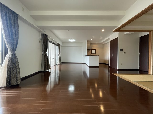 南向きの大きな窓からたくさんの光がはいります。