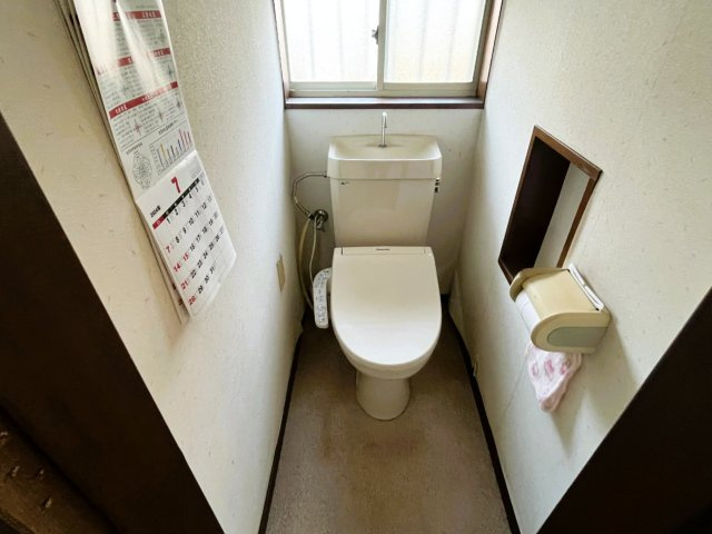 温水洗浄便座付きのトイレ。小窓があり自然換気が可能です。