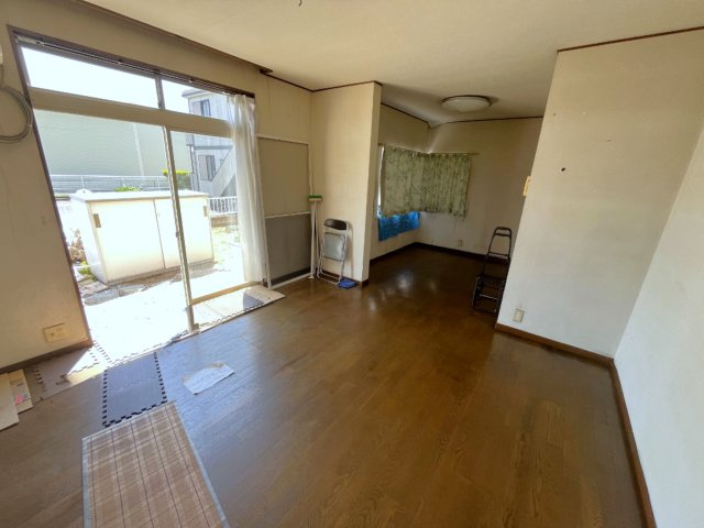 大きな窓から陽光が差し込む、明るいリビングです。