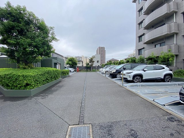 敷地内には利便性の高い駐車場スペースを完備しております。愛車の保管はもちろん、お買い物帰りのお荷物の搬入もスムーズ。空き状況や利用条件、月額区画費用等の詳細につきましてはお気軽にお問合せください。