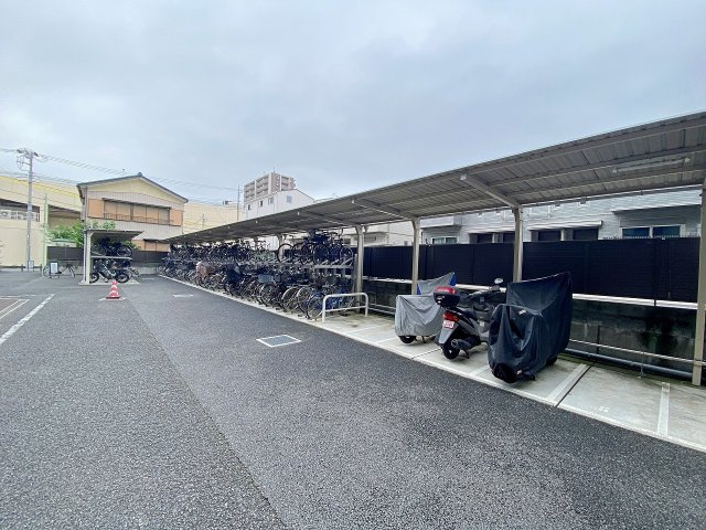 屋根付きで安心の駐輪場スペースを完備。大切な自転車を雨風や直射日光から守り、きれいな状態を長く保てます。毎日の通勤・通学、ちょっとしたお買い物など、自転車をご利用されるご家族にも安心です。