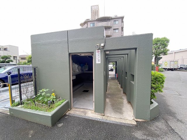 共用のゴミ捨て場は綺麗に整理・清掃されており、住民の皆様のマナーの良さと手厚い管理体制が伺えます。清潔感が保たれているため、毎日のゴミ出しもストレスなく快適に行っていただける環境です。