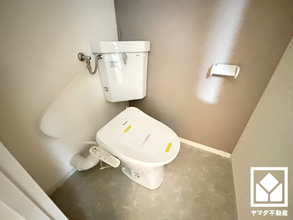 明るく清潔感溢れるトイレです。温水洗浄便座付きで、季節を問わずいつでも温かい便座をお使いいただけます。