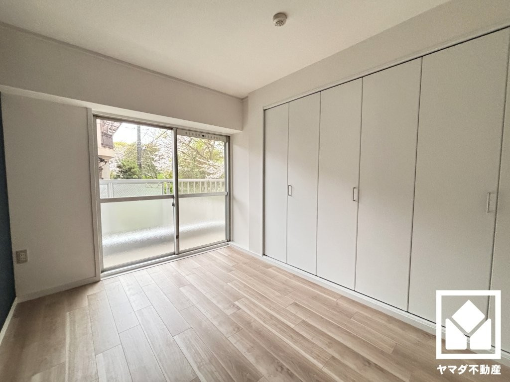 約6帖の洋室です。バルコニーにつながるお部屋で、通風・陽当たり良好。間取り図には記載されておりませんが、大きなクローゼットが設置されています。