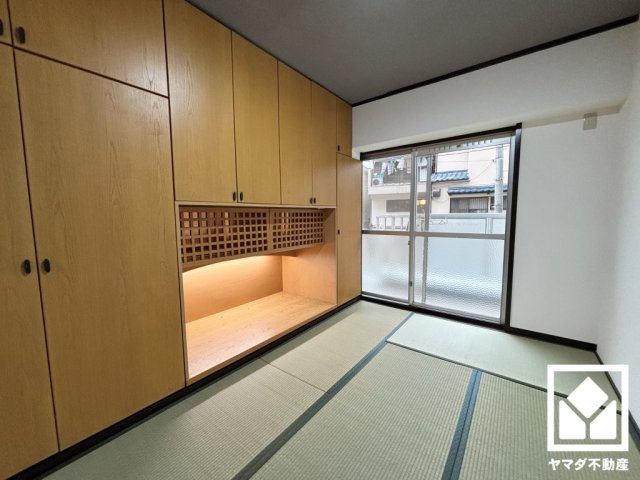 約6帖の和室です。間取り図には記載されておりませんが、大きな壁面収納が設置されています。子どもの遊び場、お昼寝スペース、家族のくつろぎ空間にも。和室があると、暮らしの幅がぐんと広がる。