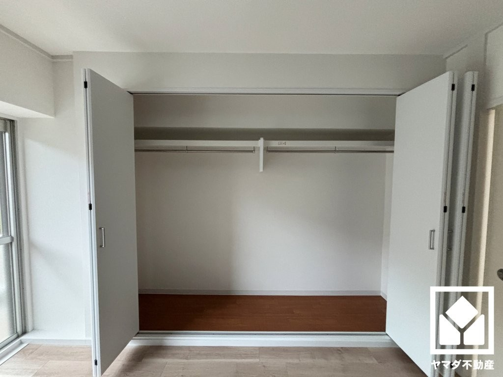 新たに家具を買わなくても良いので、ハンガーパイプ付きのクローゼットは嬉しいですね。お洋服はもちろん、スーツケースなどの大物もしっかり収納できます。