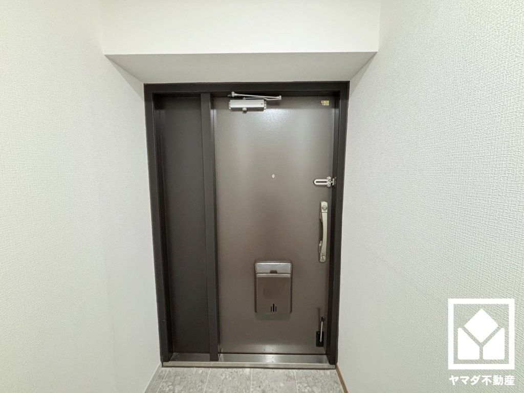 白を基調とした明るい玄関で、毎日を爽やかにスタート。清潔感あふれる空間が、訪れる人々を温かく迎えます。