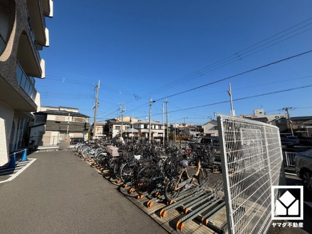 サイクルラックの設置された駐輪場を完備。スッキリ整理されて、自転車同士の接触や転倒の心配がございません。バイク置き場も完備しています。