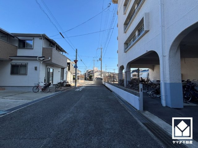 「デイリーヤマザキ稲葉荘1丁目店」まで徒歩5分、「グルメシティ西大島店」まで徒歩7分、「サンディ尼崎稲葉元町店」まで徒歩9分など、お買い物施設が徒歩圏内に複数あり便利な住環境です。