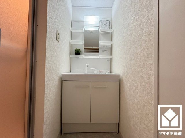 収納付きでスッキリお使い頂ける洗面台です。洗面ボウルが広めなので、忙しい朝でも身支度がしやすく時短になります。