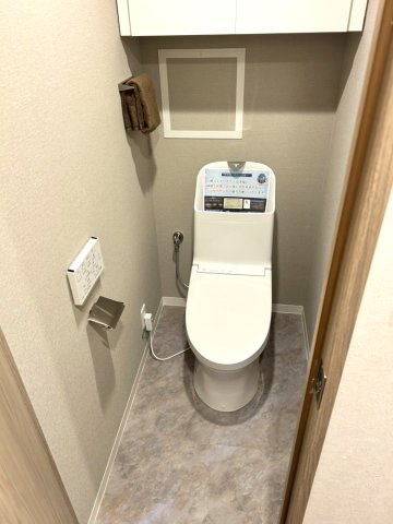 落ち着いた色調のトイレです