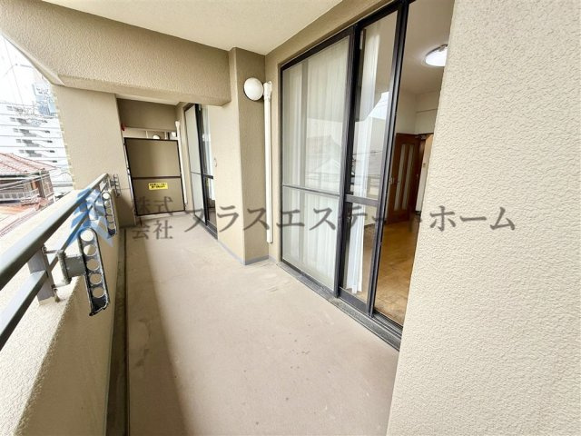 バルコニーも広々です♪南向きで大きな窓からたっぷり採光が入ります♪