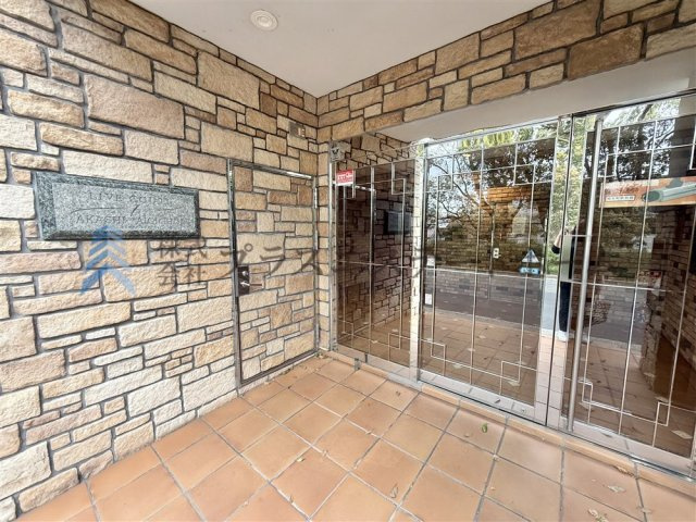 石調の壁面がエントラスでお迎え♪豪華です♪