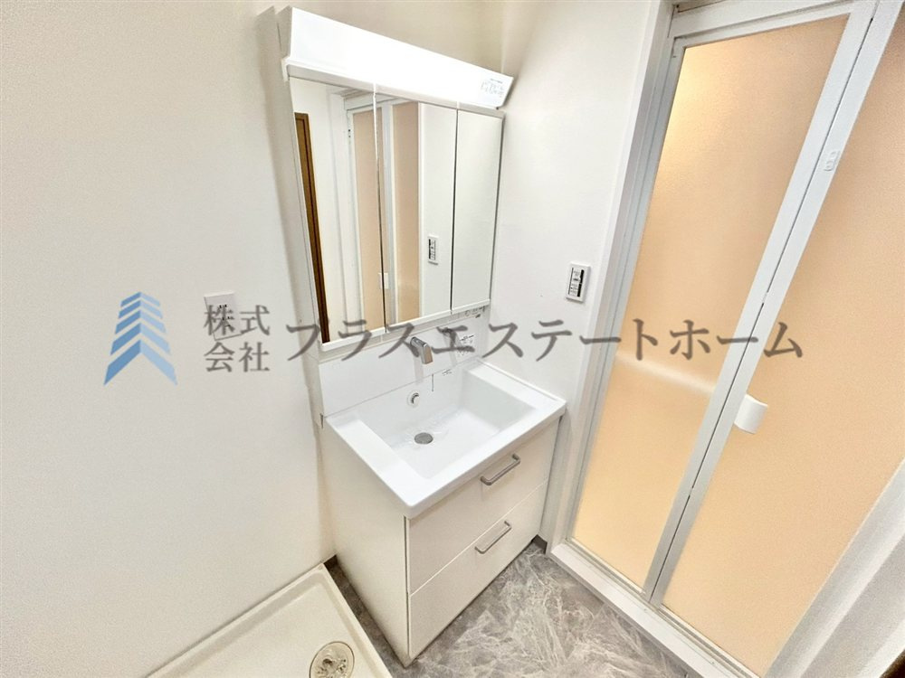 洗面化粧台♪三面鏡の後ろにも小物が収納できるのでごちゃごちゃせずスッキリします♪