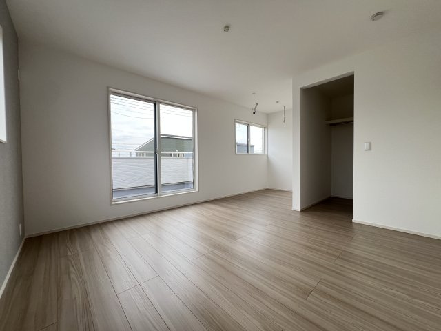 【古河市女沼　7号棟◆10帖洋室】ベッドを置いてもゆとりがあるお部屋です！物干しスペースとウォークインクローゼットがあります！